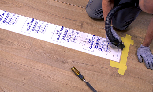 Laminaat plank of een click PVC strook vervangen in het midden van de kamer