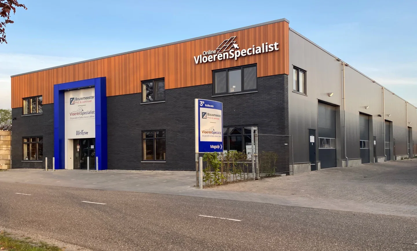 Pand en showroom van OnlineVloerenSpecialist in Nieuwleusen